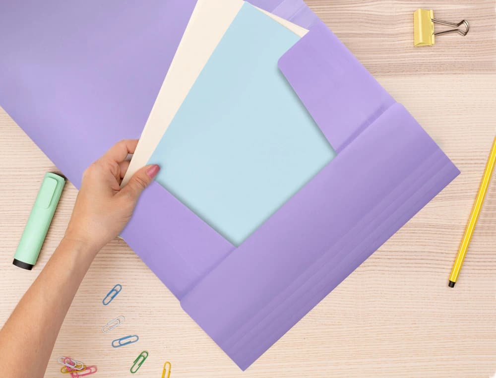 Carpeta de gomas Liderpapel de polipropileno opaco con tres solapas – Lavanda