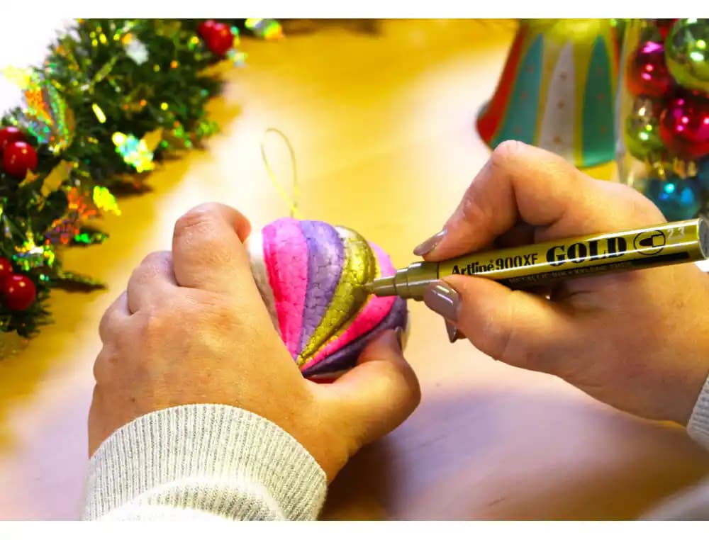Rotulador permanente Artline EK-900 de tinta metálica con punta redonda de 2,3 mm – Oro