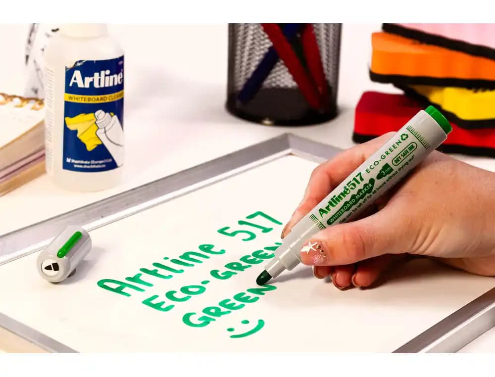 Rotulador de pizarra Artline EK-517 de punta redonda de 2 mm con tinta de bajo olor – Verde