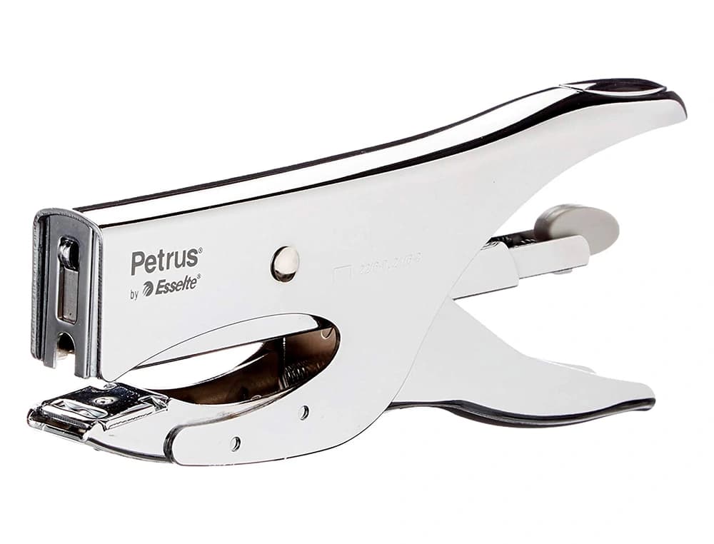 Grapadora petrus de tenaza 222 metalica cromada capacidad de grapado 40 hojas usa grapas 22/6-8 y 24/6-8