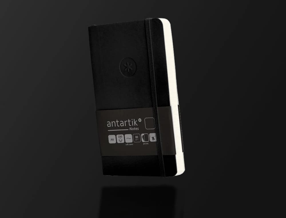 Cuaderno con gomilla Antartik Notes A6 de tapa blanda, liso, 100 hojas de 80 g – Negro
