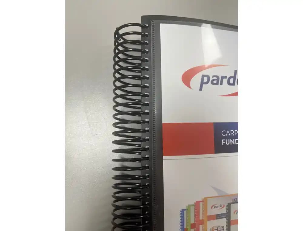 Carpeta pardo escaparate con espiral 80 fundas folio personalizable color negro