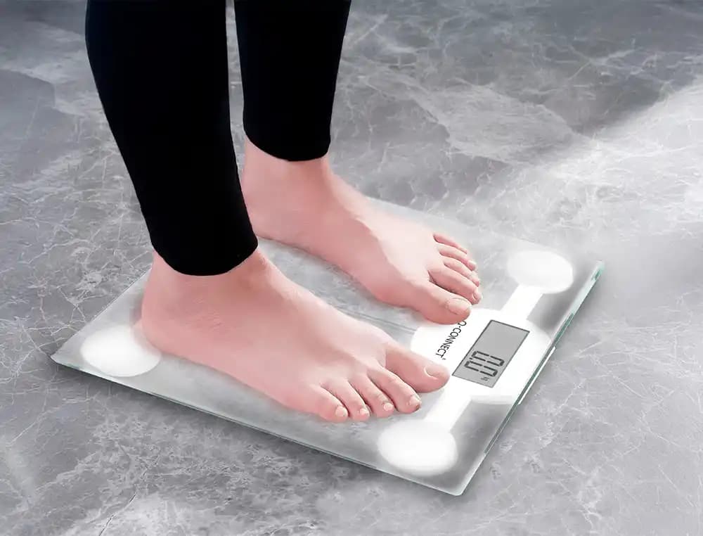 Bascula baño q-connect digital con pantalla lcd precision 100 gr capacidad de 5 kg a 180 kg 300x300x22mm