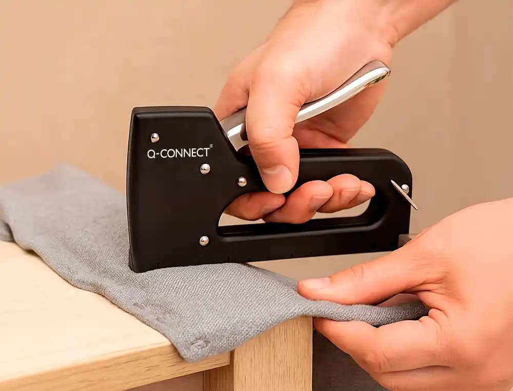 Grapadora q-connect clavadora manual ligera con cuerpo de plastico resistente color negro usa grapas 23/6-8