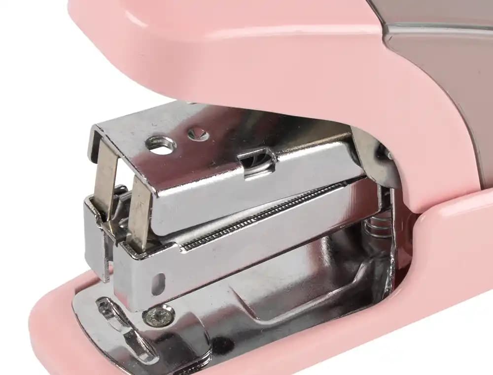 Grapadora Liderpapel Micro con caja de 1.000 grapas 24/6 y 26/6 de regalo, capacidad de 20 hojas – Rosa
