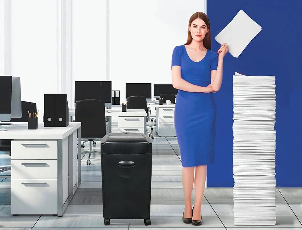 Destructora de documentos q-connect kf15553 capacidad de corte 15 h destruye grapas clips cd y tarjetas 35 litros