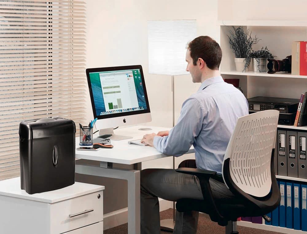 Destructora de documentos q-connect kf17970 capacidad de corte 6 h destruye grapas clips y tarjetas papelera 14l